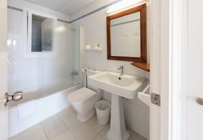 Bathroom - Las Brisas I and II Apartments (Ciutadella de Menorca)