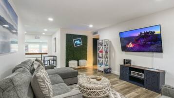 Smart TV, videogiochi, tavolo da calcetto, monitor per computer