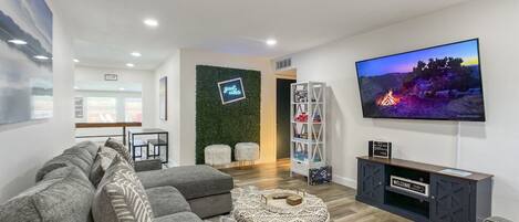 Smart TV, videogiochi, tavolo da calcetto, monitor per computer