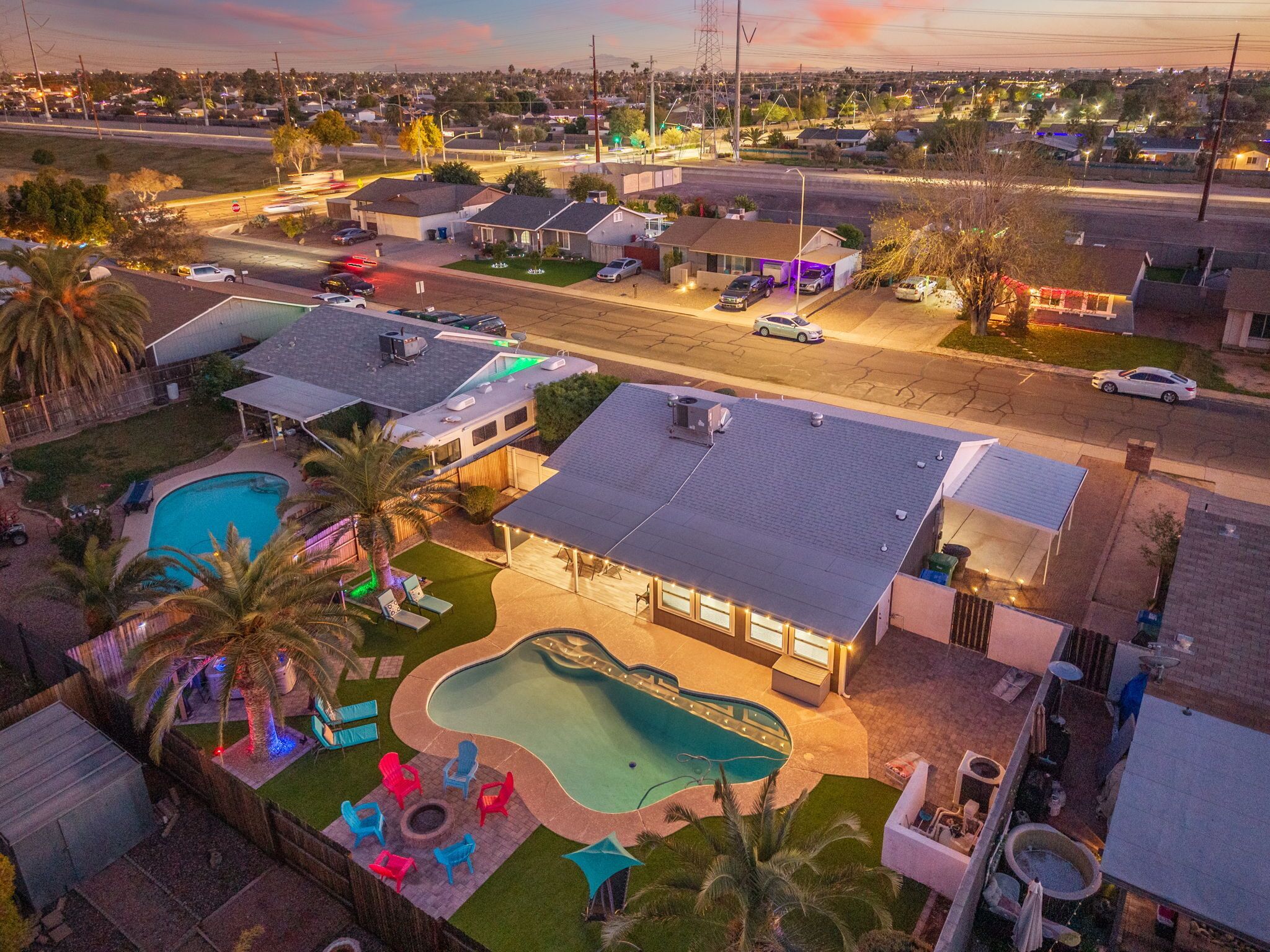 Een buitenzwembad en een verwarmd zwembad