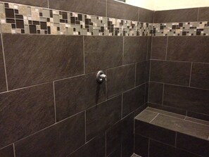 Douche, séchoir à cheveux, serviettes fournies