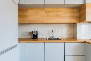 Appartement, 2 chambres | Cuisine privée | Réfrigérateur, four, batterie de cuisine, vaisselle et ustensiles