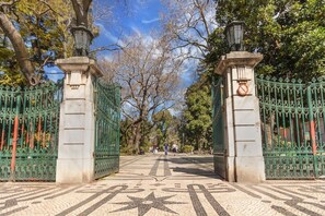 A paved pathway leading to a gated entrance with a star pattern on the ground. -  2BR Chic&Bright com 120m2 em Campo de Ourique (Lisbon)