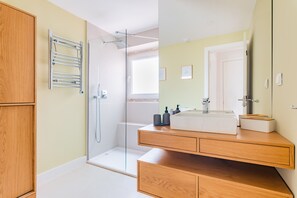 Apartment, 2 Schlafzimmer | Badezimmer | Dusche, Regendusche, Handtücher
