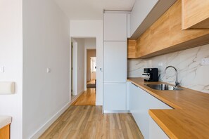 Apartment, 2 Bedrooms | Private kitchen | Fridge, oven, toaster, cookware/dishes/utensils -  2BR Chic&Bright com 120m2 em Campo de Ourique (Lisbon)