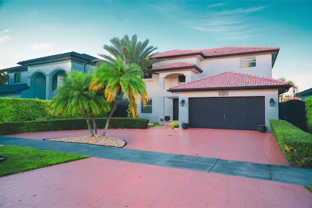 Wonderful home in a great Miami area, with a pool