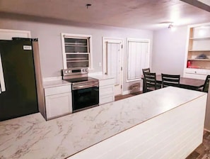 Geladeira, micro-ondas, fogão, cooktop