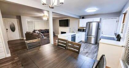 HOT TUB!! Newly renovated Sunset Themed house.