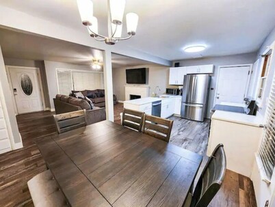 HOT TUB!! Newly renovated Sunset Themed house.