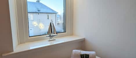 3 habitaciones, cuna de viaje, wifi y ropa de cama