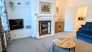 Télévision, cheminée, livres