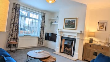 Fernseher, Kamin, Bücher