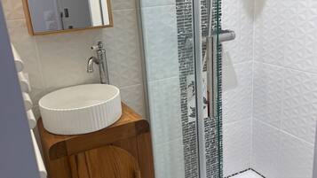 SĂšche-cheveux, serviettes fournies, savon, papier toilette