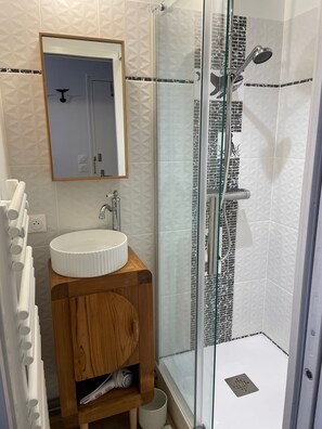 Hair dryer, towels, soap, toilet paper - P'tit b, T1 Avec Balcon, Situation Idéale (Saint-Malo)