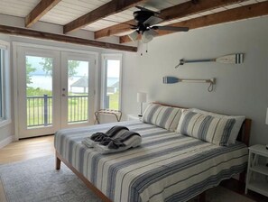 4 bedrooms, desk, iron/ironing board, travel crib