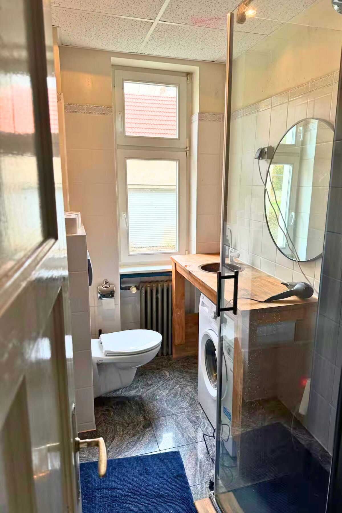 Shower, hair dryer, bidet, towels