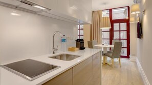 Kühlschrank, Mikrowelle, Ofen, Herdplatte