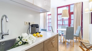 Coffee/tea maker, fridge, microwave, oven