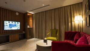 خزنة داخل الغرفة ومكواة/لوح كي وواي فاي مجانًا وملاءات أسرّة