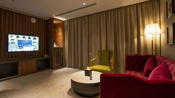 Suíte executiva | Cofres nos quartos, ferros/tábuas de passar roupa, Wi-Fi de cortesia