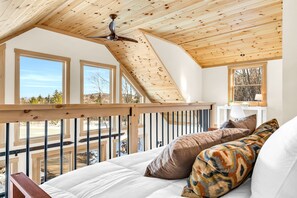 4 habitaciones, escritorio y tabla de planchar con plancha