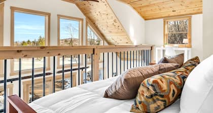 Safety Certified luxury private, dog-friendly new home, 3 miles to Sunday River.