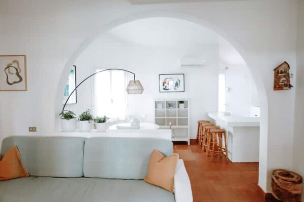 TV - House of Gio. Near Chia under the Santa Margherita pine forest 100 m from the sea. (Pula)