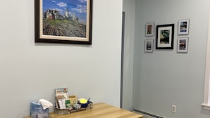 Une pièce avec une table en bois et un tableau encadré accroché au mur.