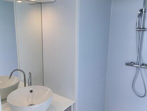 Comfort Villa | Bathroom | Shower, rainfall showerhead, towels - AQUALODGE Sainte Anne (Sainte-Anne)