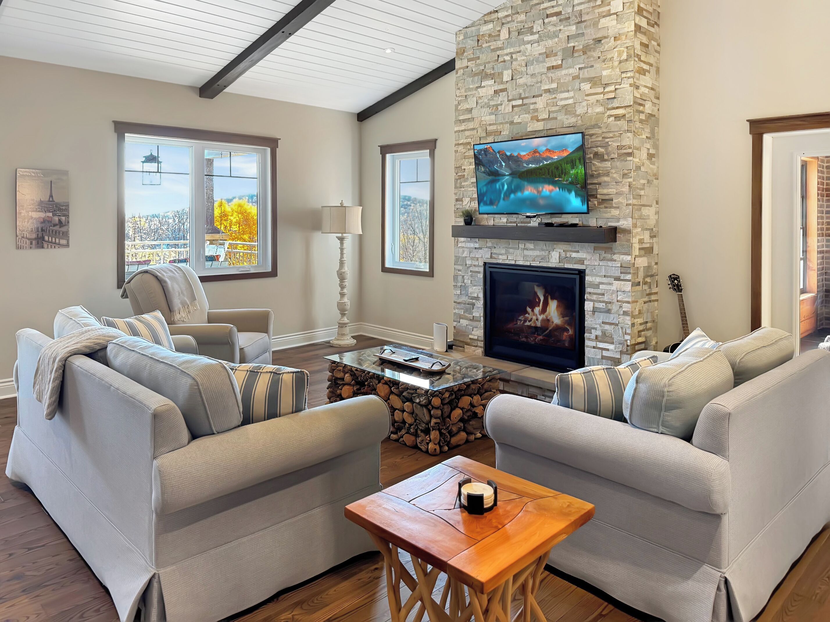 Smart TV, chimenea, futbolito y tenis de mesa 