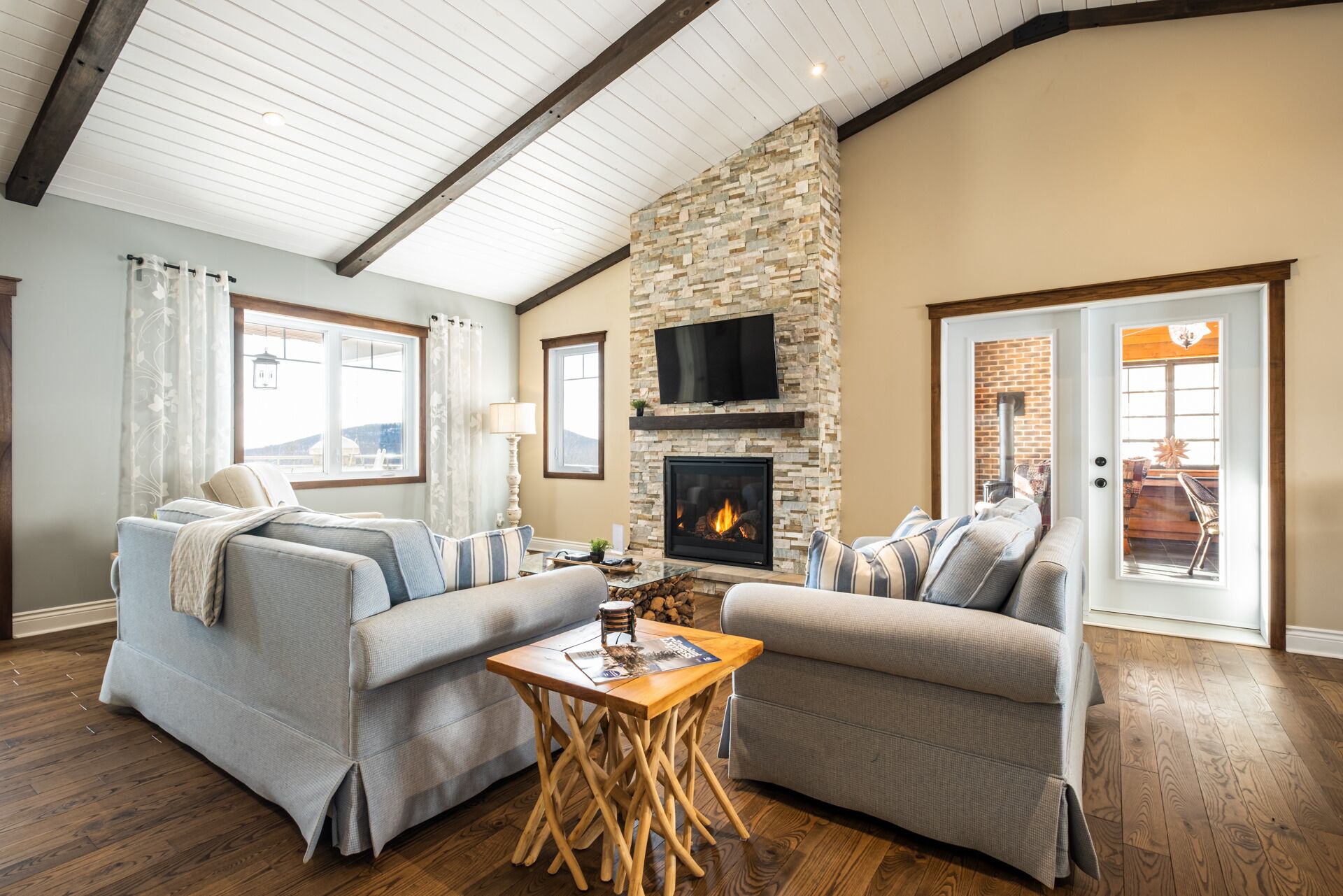 TV connectée, cheminée, baby-foot, table de tennis de table