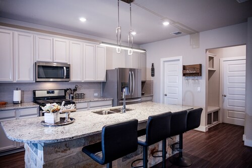 Modern home w/deck - 10 minutes from airport/downtown