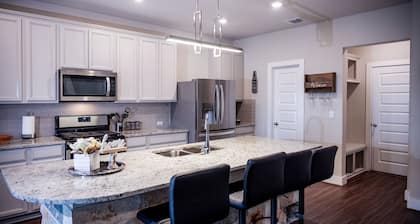 Modern home w/deck - 10 minutes from airport/downtown