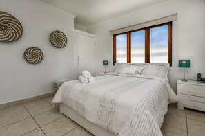 3 soveværelser, pengeskab på værelset, skrivebord, strygejern/strygebræt
