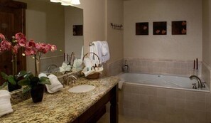 吹风机、毛巾、肥皂、洗发水