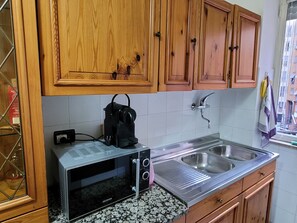 Kühlschrank, Mikrowelle, Ofen, Wasserkocher mit Kaffee-/Teezubehör