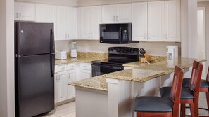 Réfrigérateur, four à micro-ondes, un four, surface de cuisson
