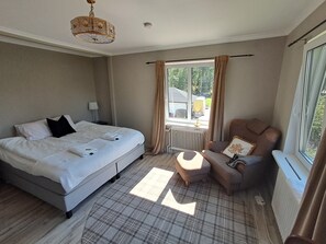 Family Quadruple Room, Allergy Friendly | Soundproofing, free cribs/infant beds, free WiFi, bed sheets - Ankis Bed and Breakfast (Storebro)