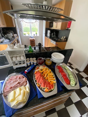 Desayuno de autoservicio incluido todos los días . Ankis Bed and Breakfast