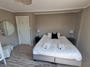 Family Quadruple Room, Allergy Friendly | Soundproofing, free cots/infant beds, free WiFi, bed sheets - Ankis Bed and Breakfast (Storebro)