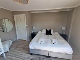 Sistema de insonorización, cunas gratuitas, wifi gratis y ropa de cama 