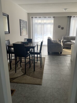 Smart TV - Spacious and modern townhome in Collingwood (Collingwood)