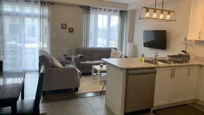 A modern apartment with a living room, kitchen, and dining area. - Spacious and modern townhome in Collingwood (Collingwood)
