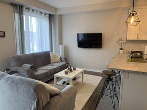 Smart TV - Spacious and modern townhome in Collingwood (Collingwood)