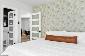 3 chambres, bureau, fer et planche à repasser, lit parapluie