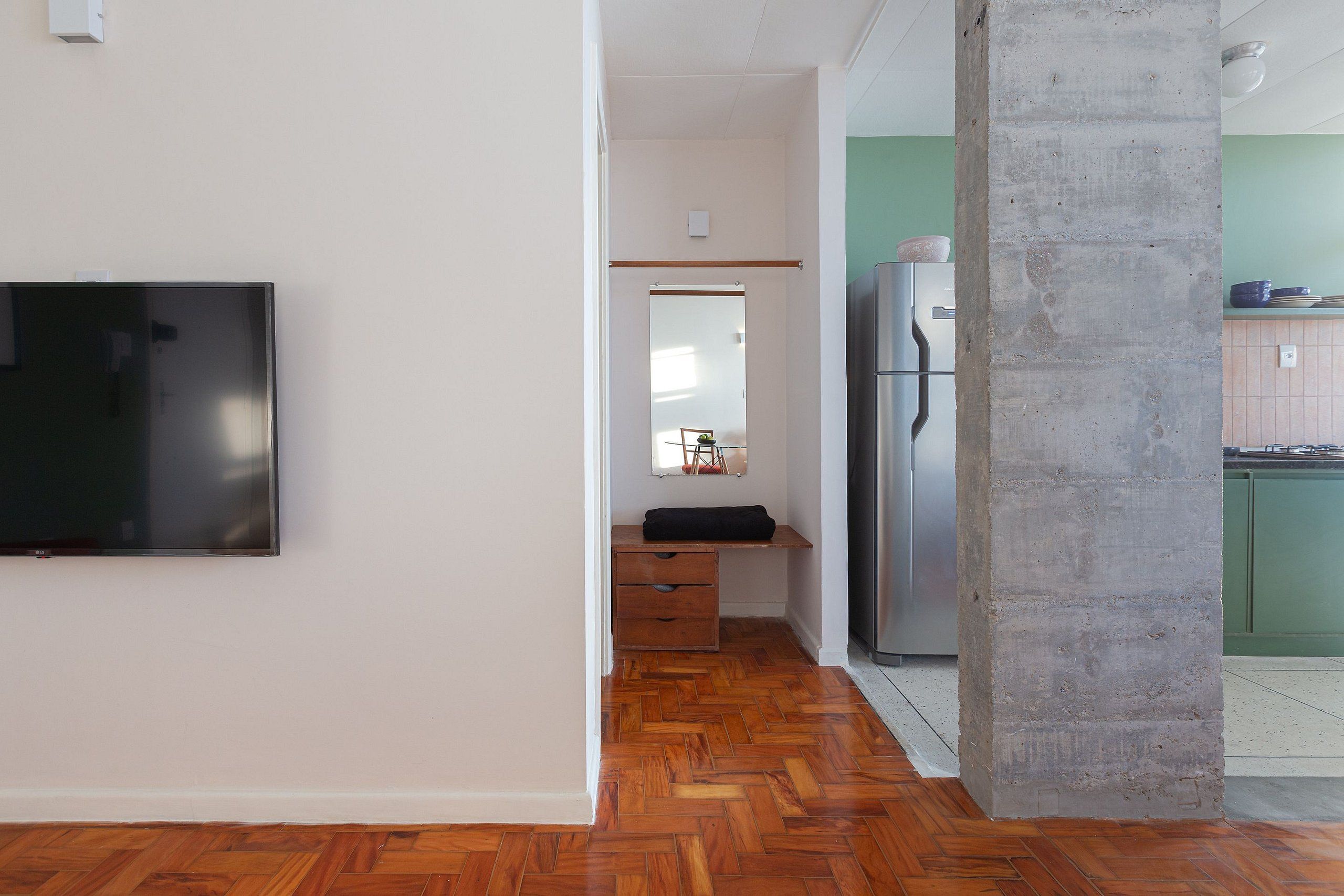 Une cuisine moderne équipée d’un réfrigérateur, d’un four à micro-ondes et d’un plan de travail en bois.