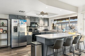 Frigorifero, microonde, forno, piano cottura