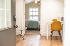 1 bedroom, desk, iron/ironing board, WiFi - Bungalow! Private, upstairs, well appointed space! (Bryan)