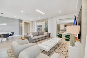 TV - 8 Bedrooms/ 6 Bathrooms/ Windsor Island (2177 LC) (Davenport)