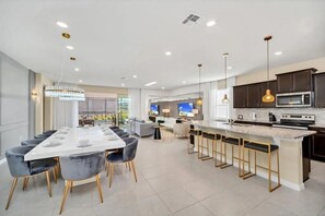 Fridge, microwave, oven, stovetop - 8 Bedrooms/ 6 Bathrooms/ Windsor Island (2177 LC) (Davenport)